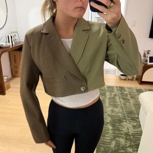 Stylish Two-Tone Cropped Blazer